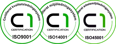 Tre cirkulära märken med grön kontur. Text "C1-certifiering" i mitten. Omgiven av texten "ISO9001 Certifierat kvalitetsledningssystem", "ISO14001 Certifierat miljöledningssystem" och "ISO45001 Certifierat arbetsmiljöledningssystem".